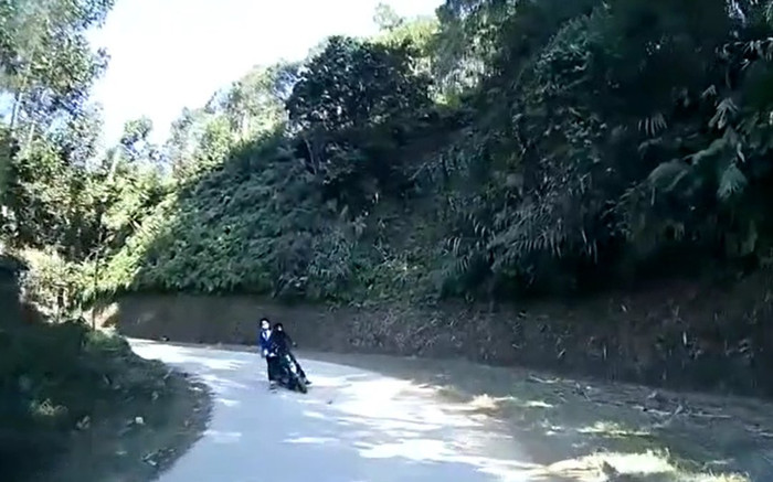 Clip: Vào cua lao thẳng vào đầu xe tải, 2 nam sinh thoát nạn nhờ pha đánh lái xuất thần của tài xế Ảnh 2