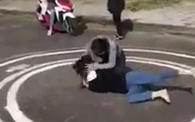 Lại xuất hiện clip 2 nữ sinh lao vào túm tóc, đánh nhau túi bụi giữa đám đông reo hò Ảnh 2