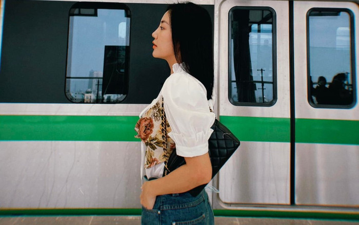 Hào hứng chia sẻ trải nghiệm đi tàu điện Cát Linh - Hà Đông, Văn Mai Hương vướng phải tranh cãi này đây! Ảnh 2