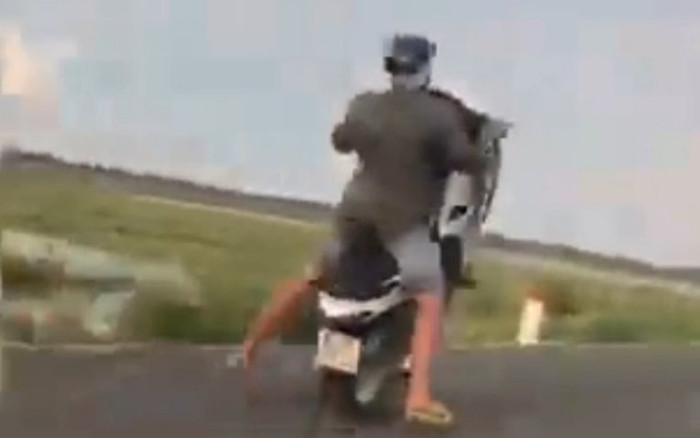 Clip: Nam thanh niên tự tin 'biểu diễn' bốc đầu xe máy, cảnh tượng 1 giây sau đó khiến ai cũng ngán ngẩm Ảnh 2