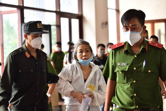 Xét xử phúc thẩm vụ giết người, đổ bêtông phi tang ở Bình Dương: Nữ chủ mưu mệt mỏi, được dìu đến tòa Ảnh 2