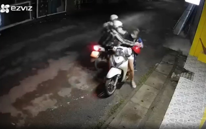 Bị 2 đối tượng áp sát giật điện thoại, phản ứng cực nhanh nhạy của cô gái khiến tất cả ngỡ ngàng Ảnh 2