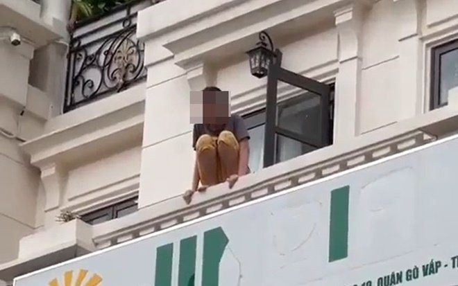 Nghẹt thở theo dõi cảnh giải cứu cô gái ngồi trên ban công khóc nức nở, định nhảy lầu tự tử Ảnh 2