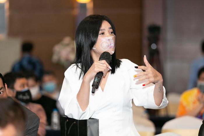 Cát Phượng xuất hiện tại họp báo The Champion. 