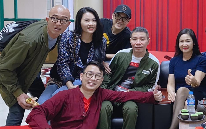 NSND Công Lý lộ diện tươi tắn bên các đồng nghiệp, quay trở lại với công việc ở Nhà hát Ảnh 2