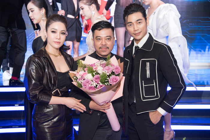 Nhật Kim Anh, Lợi Trần chụp ảnh kỉ niệm cùng đạo diễn 'triệu view' Lê Thanh Sơn