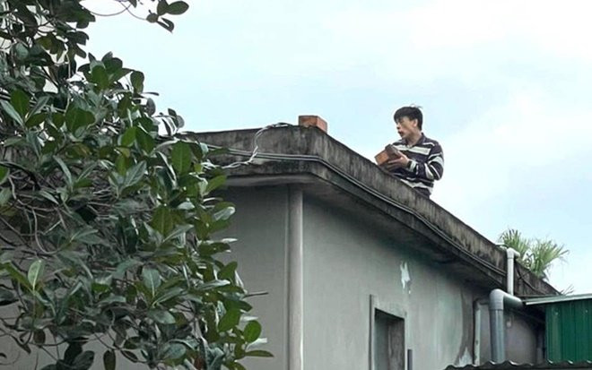 Thanh niên 'ngáo đá' cướp xe ô tô chạy từ Hà Nội vào Hà Tĩnh, trèo lên mái nhà dân nhảy nhót la hét Ảnh 2