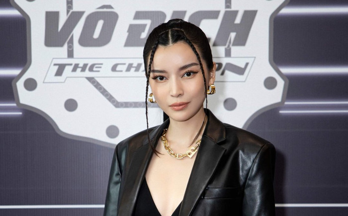 Cao Thái Hà diện 'cây đen' quyến rũ, thần thái 'lạnh như băng' cuốn hút tại thảm đỏ The Champion 2021 Ảnh 2