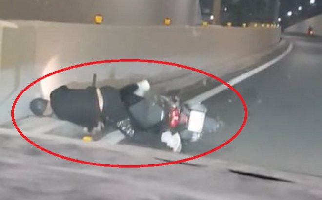 Clip: Loạng choạng ngã xe máy dưới hầm, nam thanh niên bị trách móc thậm tệ vì mắc lỗi nghiêm trọng này Ảnh 2