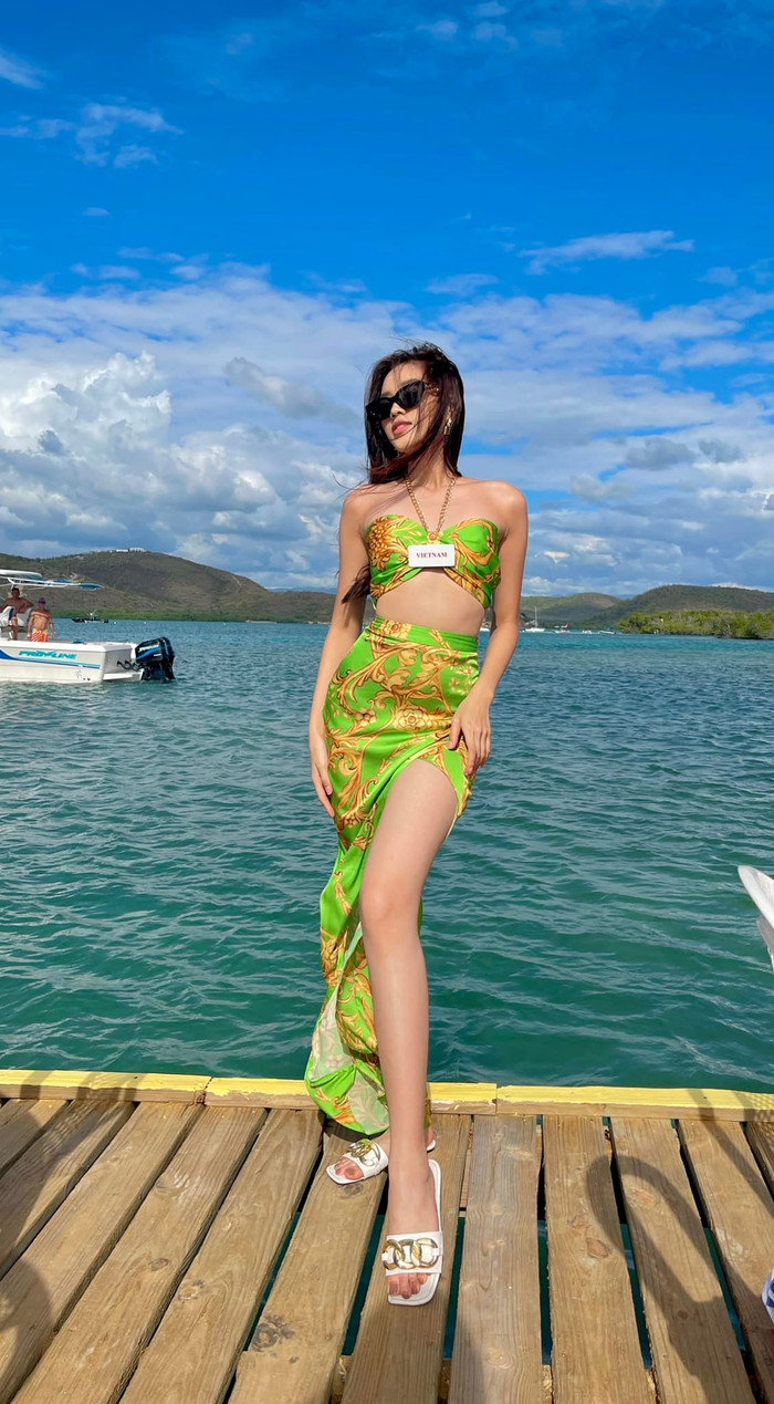 Với lợi thế làn da trắng cùng đôi chân tuyệt đẹp, cô thường trưng diện những thiết kế xẻ cao, cắt hông để tôn vinh hình thể. 