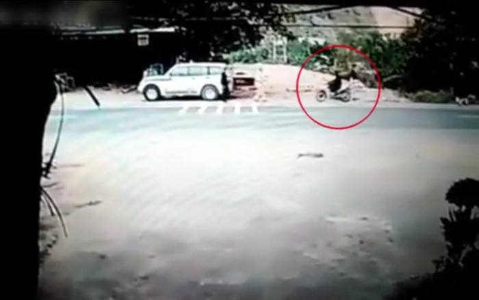 Clip: Thanh niên cố 'thông chốt' CSGT bị xe bán tải tông văng xuống đường Ảnh 2
