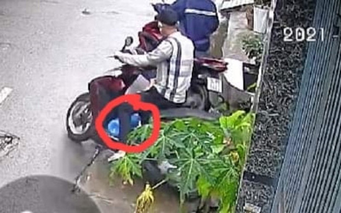 2 đối tượng nhanh tay lấy trộm cả xe máy lẫn bình oxy sắp được chuyển đến cho bệnh nhân Covid-19 trở nặng Ảnh 2