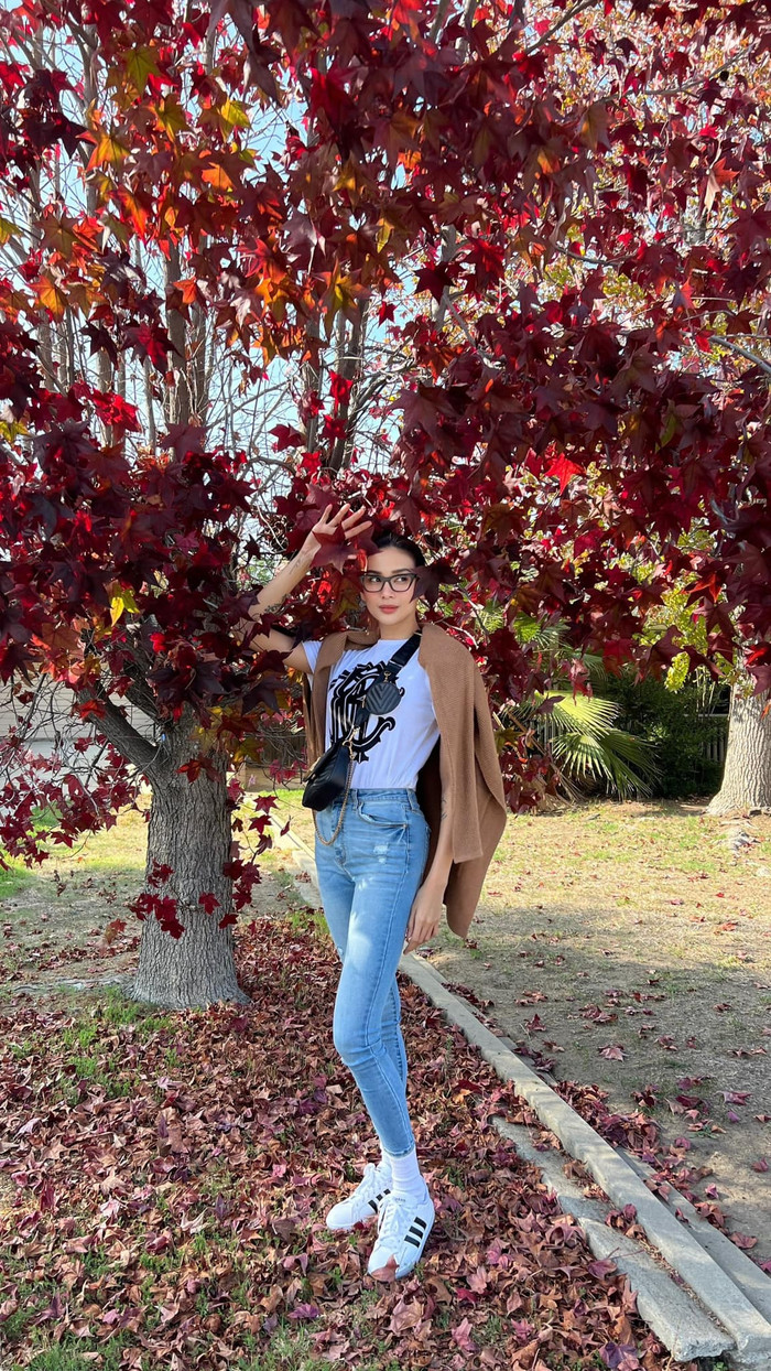 Cô tận hưởng thời tiết dễ chịu tại đây và thưởng thức nhiều đồ ăn ngon.