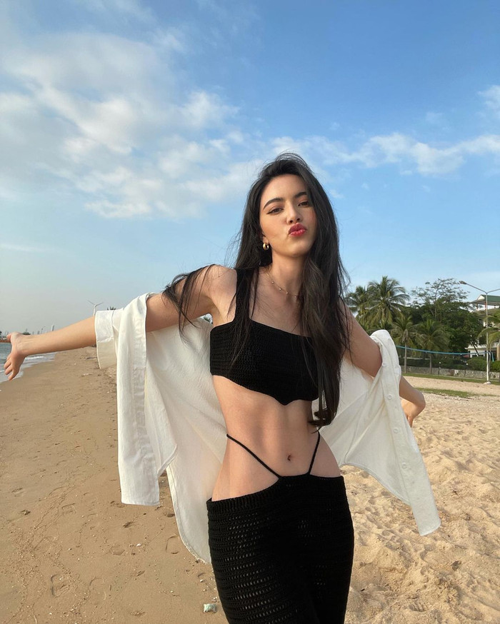 Mai Davika khiến nhiều người ngưỡng mộ bởi nhan sắc ngày càng mặn mà, quyến rũ cùng vóc dáng hoàn hảo.