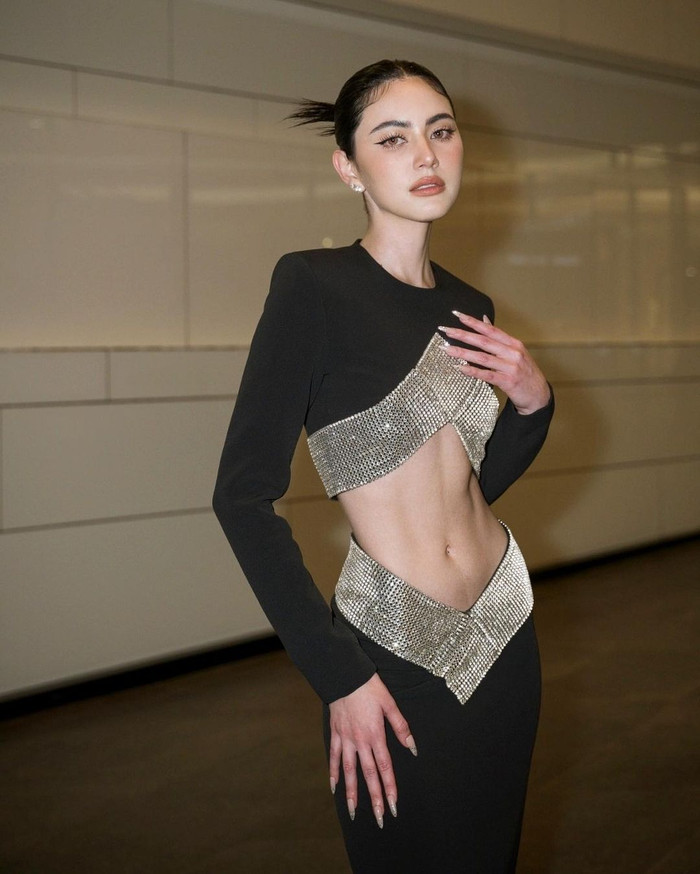 'Ma nữ đẹp nhất Thái Lan' Mai Davika tiếp tục gây sốt với màn khoe eo mỏng dính như tờ giấy.