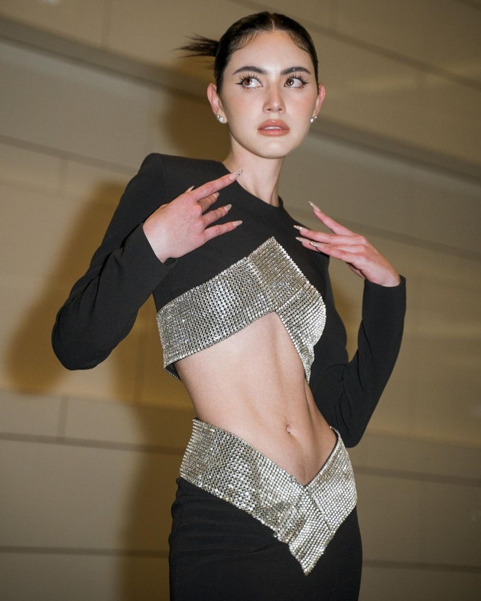 Cận cảnh chiếc eo vừa nhỏ vừa thon vừa lấp ló cơ bụng săn chắc của Mai Davika.