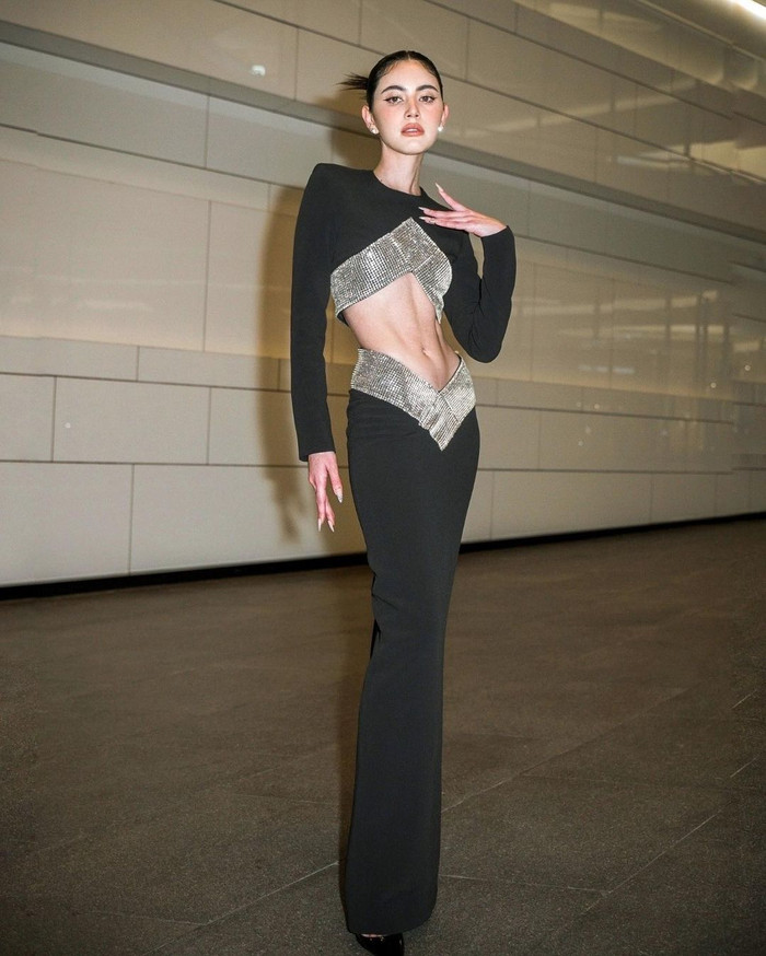 Có lẽ vì sở hữu thân hình 'đỉnh của chóp' đặc biệt là vòng eo 55cm với '0% mỡ thừa' nên Mai Davika mới dám diện bộ đầm cắt cúp táo bạo thế này.