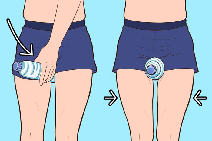 Đặt một chai giữa hai chân, ngay dưới đũng quần của bạn. Đặt hai bàn chân càng gần nhau càng tốt. Dùng đùi trong để ép chặt chai nước.