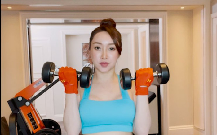 Bầu 8 tháng, Vợ Chi Bảo gây bất ngờ vì vẫn thon gọn, bắp tay nhỏ nhắn, hóa ra là nhờ bí quyết này Ảnh 2