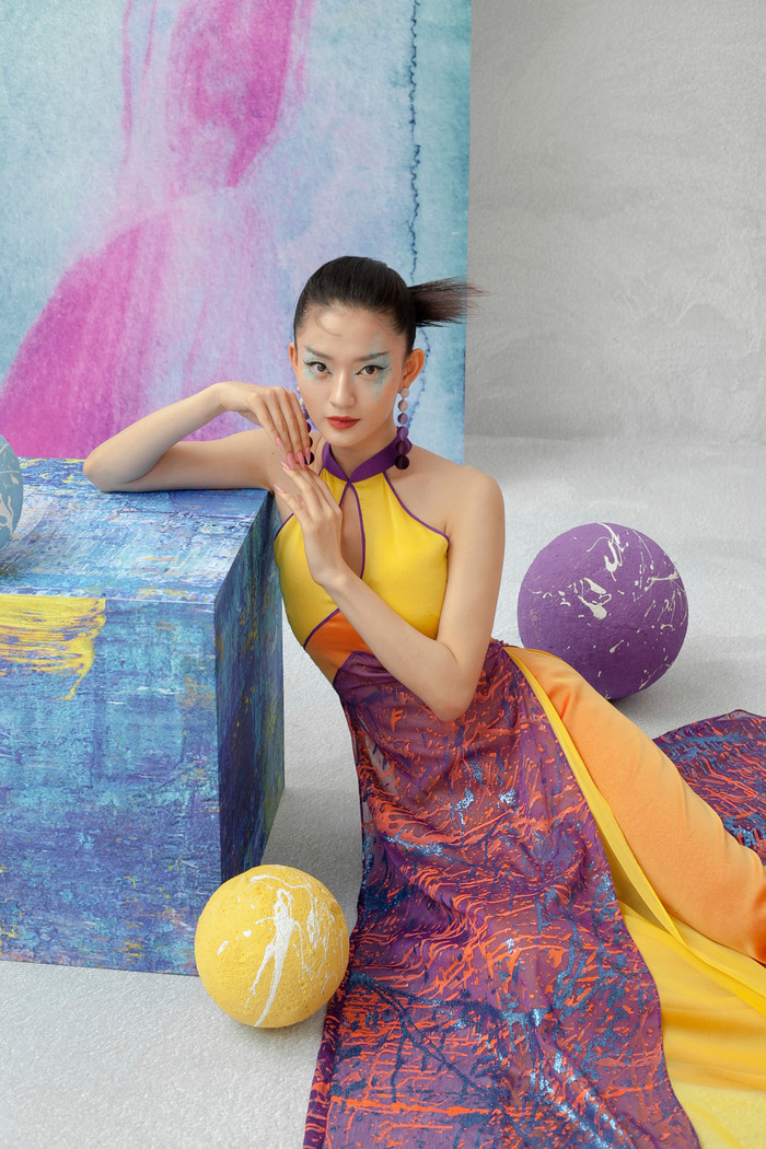 Với bàn tay đầy khéo léo của nhà thiết kế, những mối vải ghép, nét viền màu, đường cut-out đều được tạo hình cẩn trọng, giúp nhấn eo và tôn dáng tối đa.