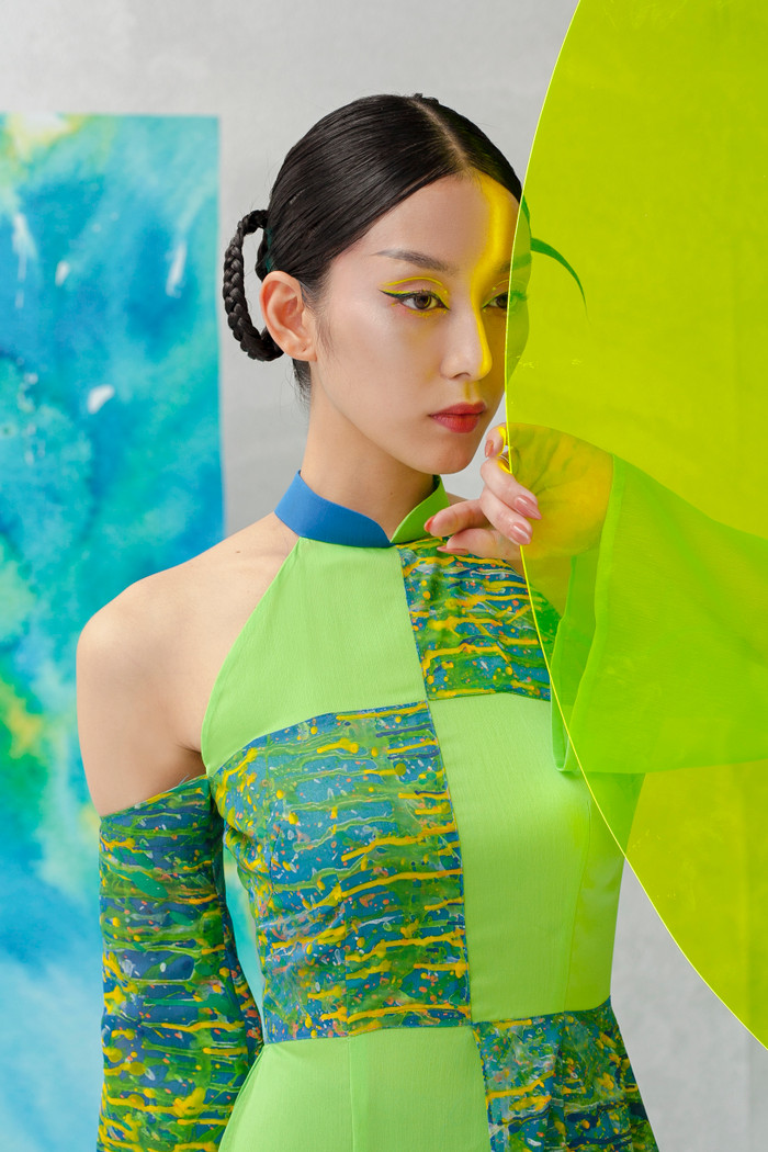 Sự ngẫu hứng của màu sắc và tính bay bổng của tơ đã làm nên chất liệu độc nhất - thứ Kenny Thái coi là yếu tố sống còn với một nhà thiết kế.