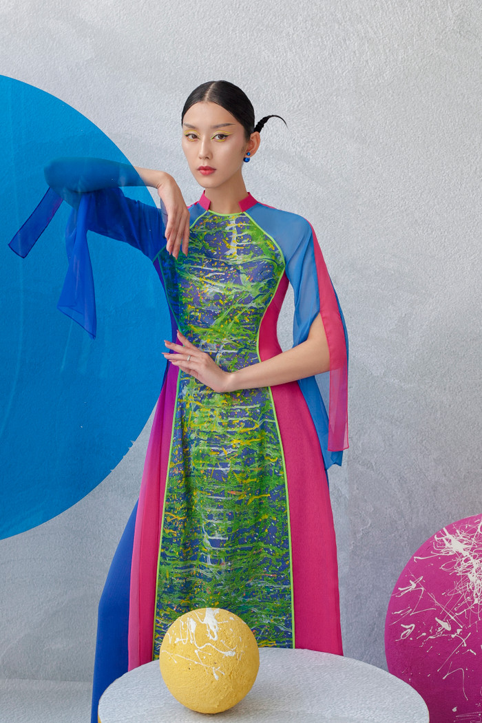 Xúc cảm tươi vui, tính đương đại và góc cạnh thẩm mỹ được bộc lộ xuyên suốt 15 thiết kế áo dài trong bộ sưu tập lần này, mở ra một chuyến phiêu lưu phóng khoáng. 