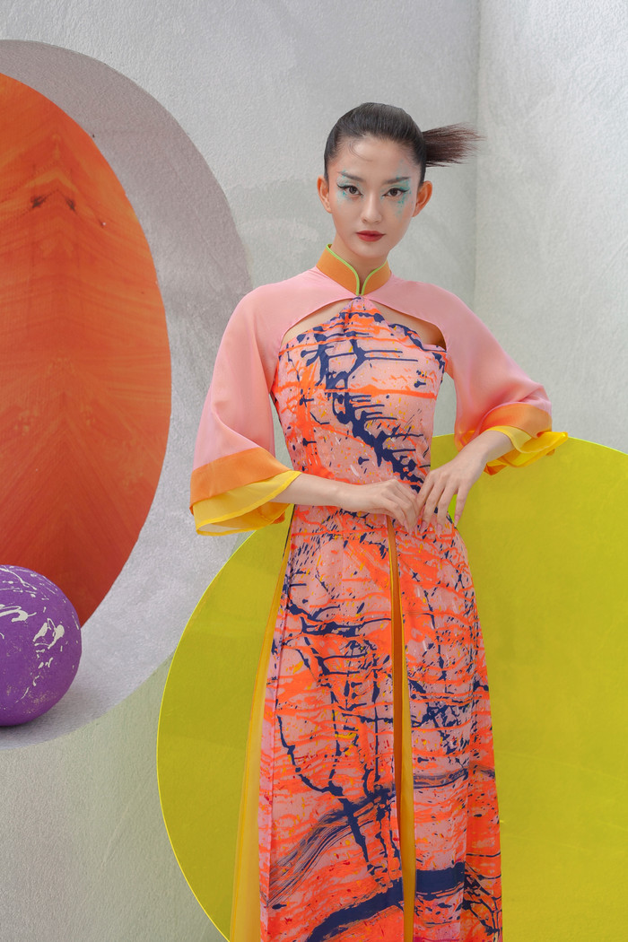 Áo dài kết hợp với nghệ thuật hội họa đẹp tinh tế, mang thông điệp sâu sắc mùa dịch Ảnh 23