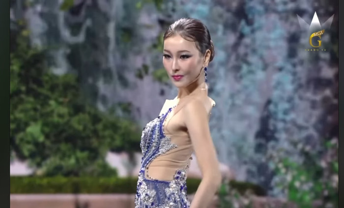Nhìn Miss Hong Kong với biểu cảm nghiêm túc thế này, dân tình có chút gì đó không quen... 