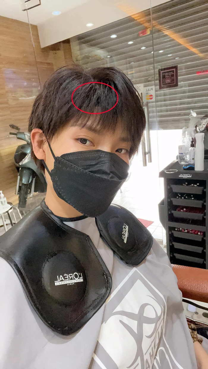 Quan sát kỹ phần tóc của Thúy Diễm, ta có thể nhận ra được cô đang đeo phần mũ lưới chuyên dụng dùng để đội tóc giả.