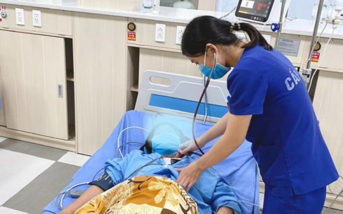 Người phụ nữ nhập viện khẩn cấp, sốc phản vệ độ 3 do 60 vết ong đốt toàn thân Ảnh 2