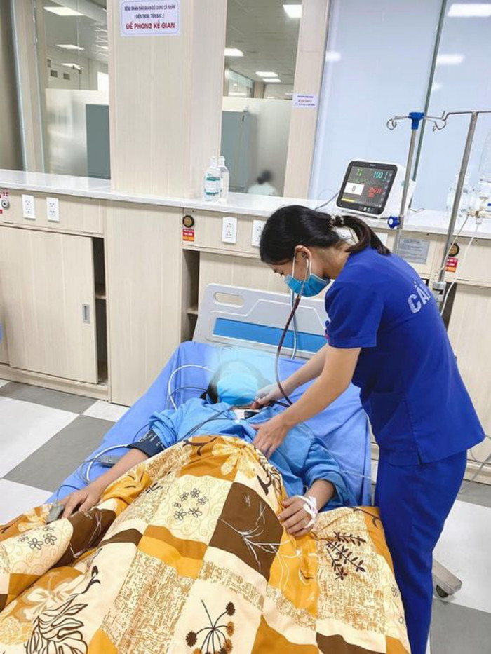 Nữ bệnh nhân bị khoảng 60 vết ong đốt toàn thân.