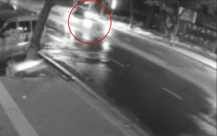 Kinh hoàng cảnh ô tô lao thẳng lên vỉa hè tông đổ cây xanh, một xe máy thoát nạn trong gang tấc Ảnh 2