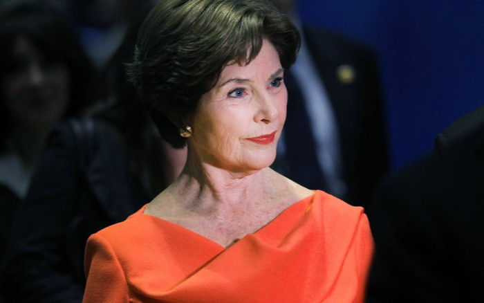 Ngã ngửa với lý do các đệ nhất phu nhân không mặc quần áo bán ngoài cửa hàng Ảnh 2