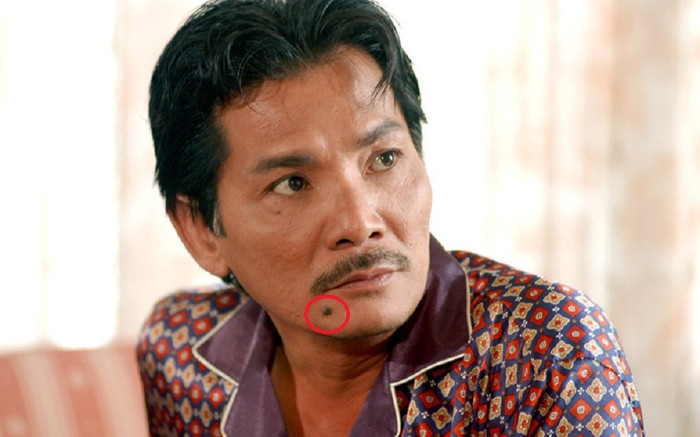 Nốt ruồi dưới miệng phía bên phải của nam diễn viên Thương Tín. 