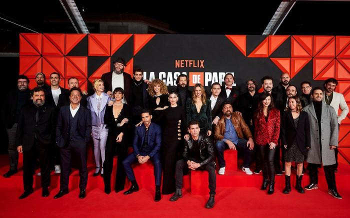 Dàn diễn viên 'Money Heist' cùng hội fan cứng hội ngộ trong buổi họp báo kỷ niệm Ảnh 2