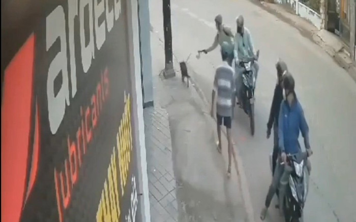 Clip: Nhóm 'cẩu tặc' táo tợn giằng co, dọa chích điện chủ nhà để cướp chó giữa ban ngày Ảnh 2