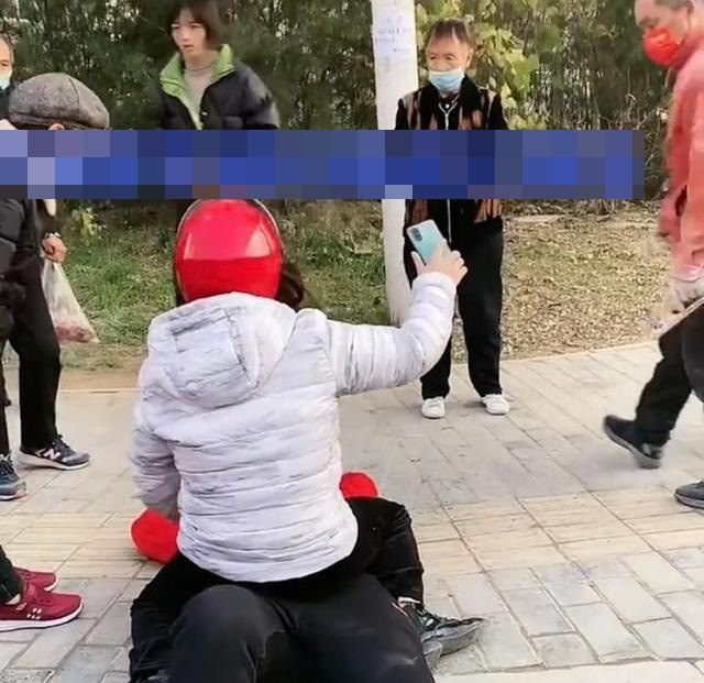 Dù mọi người can ngăn nhưng người phụ nữ vẫn không dừng lại.