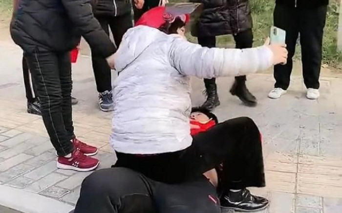 Bà thím ngồi đè lên người trai trẻ giữa phố để livestream, sự tình phía sau gây bất bình Ảnh 2