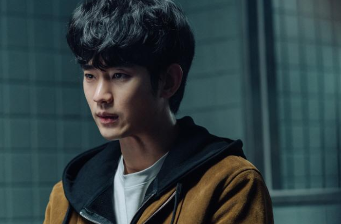 Ngã ngửa trước cát xê của Kim Soo Hyun trong phim mới: Bảo sao anh mặc áo Gucci chỉ để ngồi chịu xử án! Ảnh 8