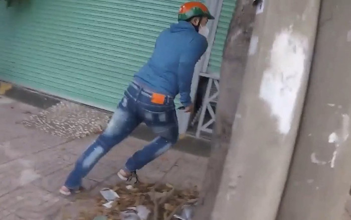 Clip: Giật điện thoại bị truy đuổi, thanh niên dùng dao tấn công người dân nhằm cướp xe máy tẩu thoát Ảnh 2