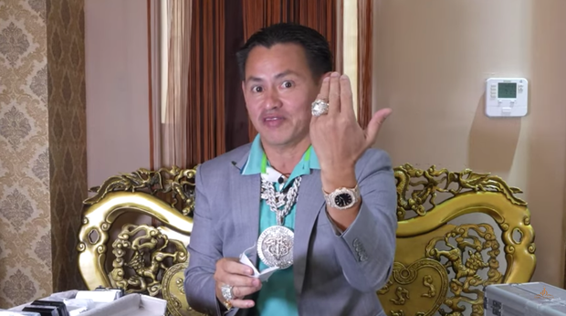 Kết thúc clip, tỷ phú kim cương trưng bày rất nhiều kim cương của mình.