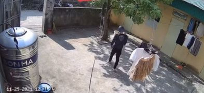 Nam thanh niên trộm đồ lót nữ rồi cho vào túi quần mình. 