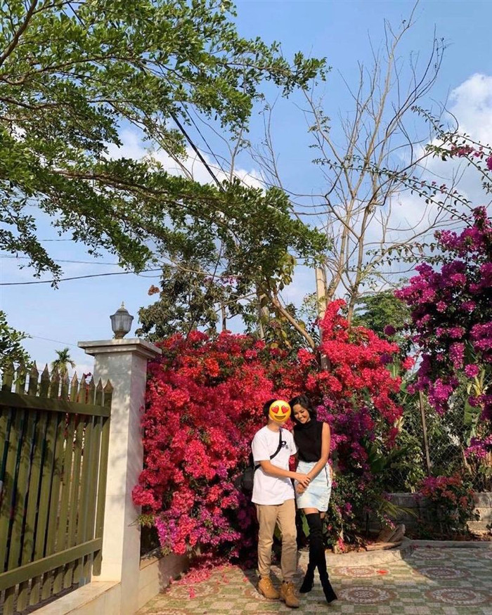 Trong thời gian yêu nhau, T.K thường xuyên về quê nhà H'Hen Niê, giúp bạn gái thực hiện những Vlog đời thường.