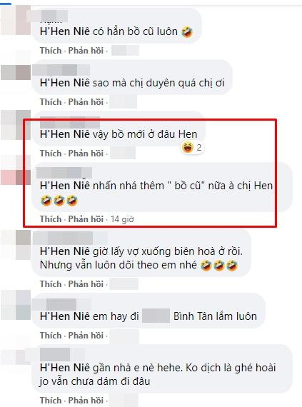 Người đẹp đã bị netizen bắt trọn khoảnh khắc 'comment dạo'.