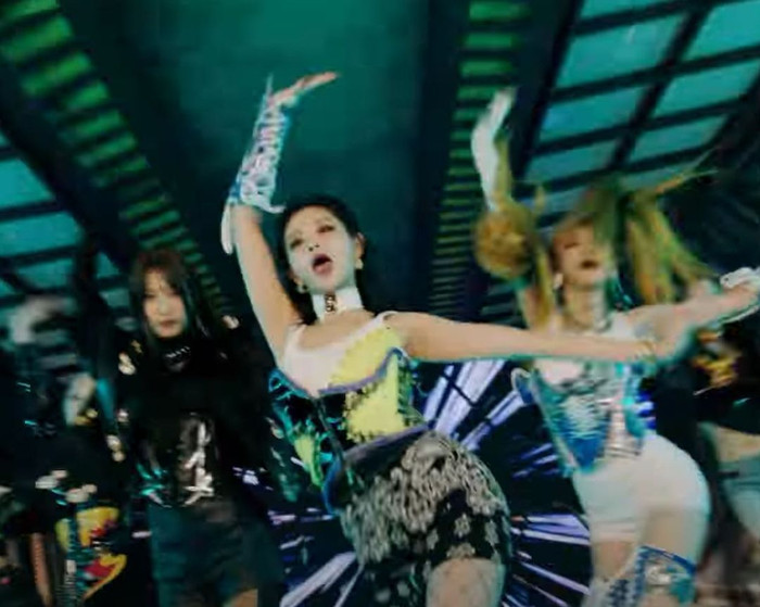 Chiếc áo xuất hiện trong MV.