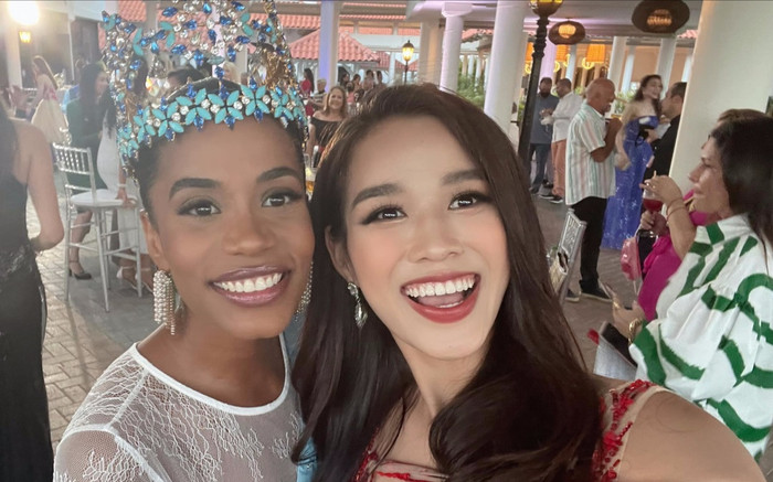 Đỗ Thị Hà mặc đầm xuyên thấu, đẹp không thua kém khi đọ sắc đương kim Miss World Ảnh 2