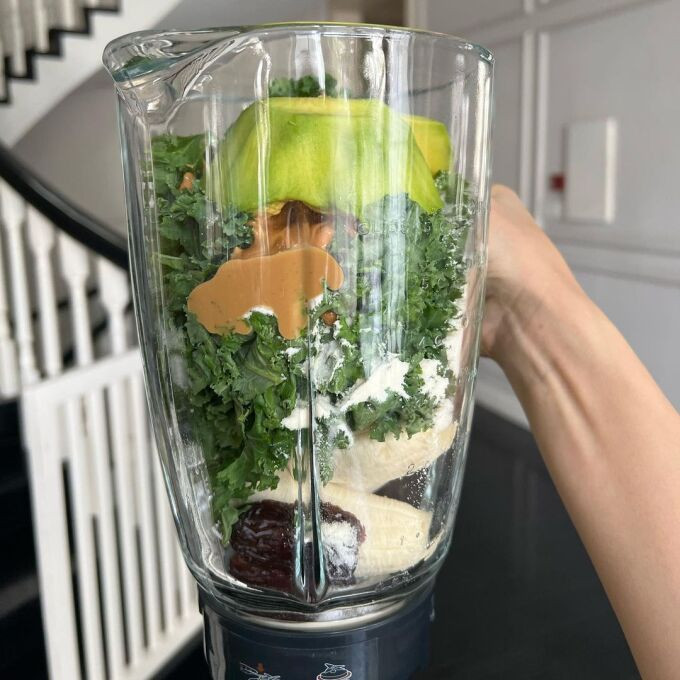 Món sinh tố đơn giản, gồm bơ, rau cải xoăn, chuối, thơm ngon, healthy cô làm cho bữa sáng.