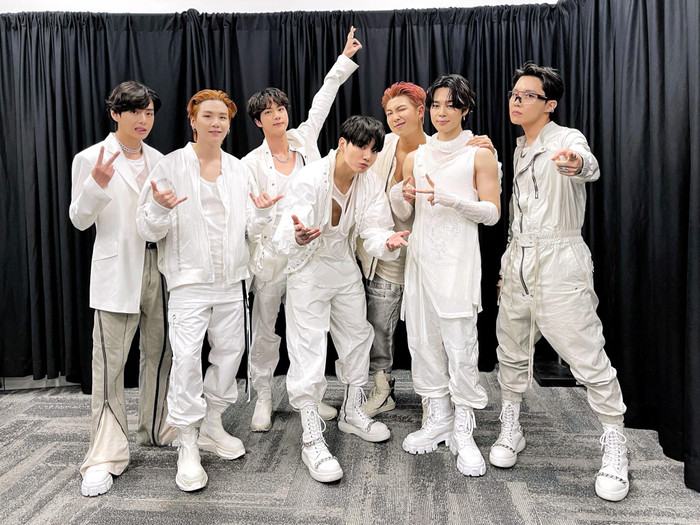 'Đánh lẻ' tung ca khúc ăn mừng Giáng sinh, Jimin (BTS) đạt nhiều thành tích đáng chú ý Ảnh 8