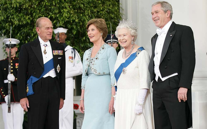 Các đệ nhất phu nhân Hoa Kỳ luôn âm thầm chuẩn bị đồ đôi với Nữ hoàng Elizabeth Ảnh 2