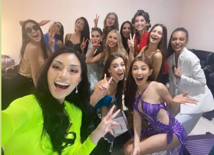 Thùy Tiên khiến fan 'xôn xao' về sự xuất hiện của bộ váy màu tím đỉnh của chóp trước đêm chung kết.